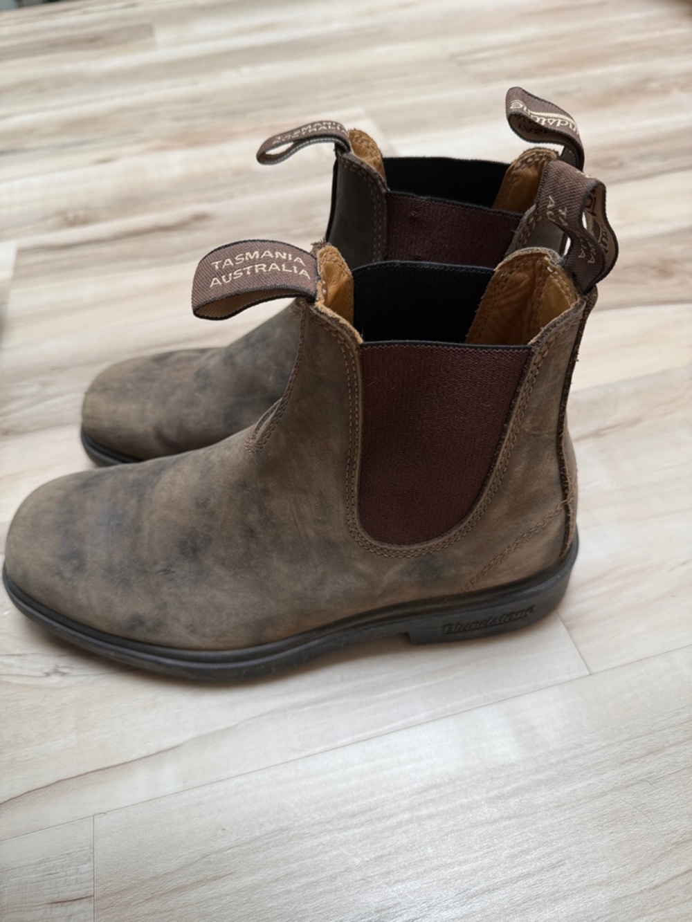 Blundstone Rustic Brown Chelsea Boots with Dark Brown Panels